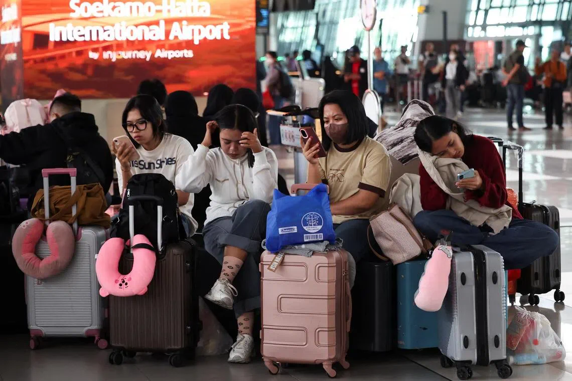 Flights resume gradually in Indonesia after volcanic eruption