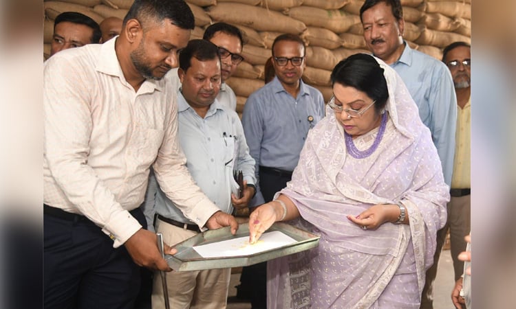 Afroza makes surprise visit to Tejgaon CSD, inspects quality of rice, flour