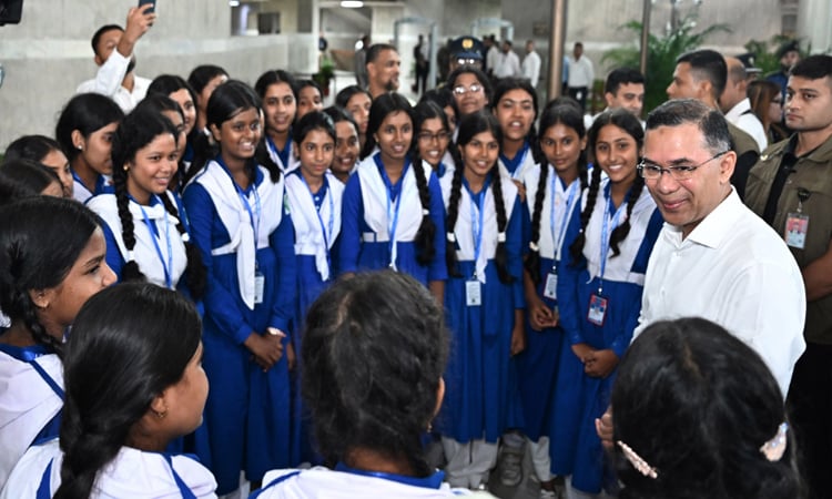 PM urges students to raise awareness on dengue prevention