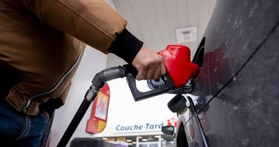 US stocks dip as oil prices advance