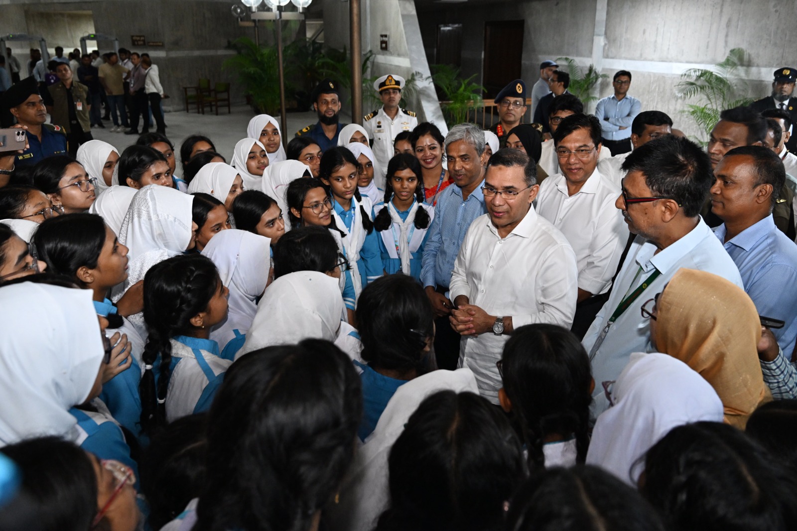 PM urges students to care for animals, protect nature