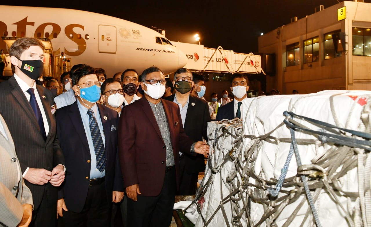 মর্ডানা’র টিকার প্রথম চালান ঢাকায় পৌঁছেছে