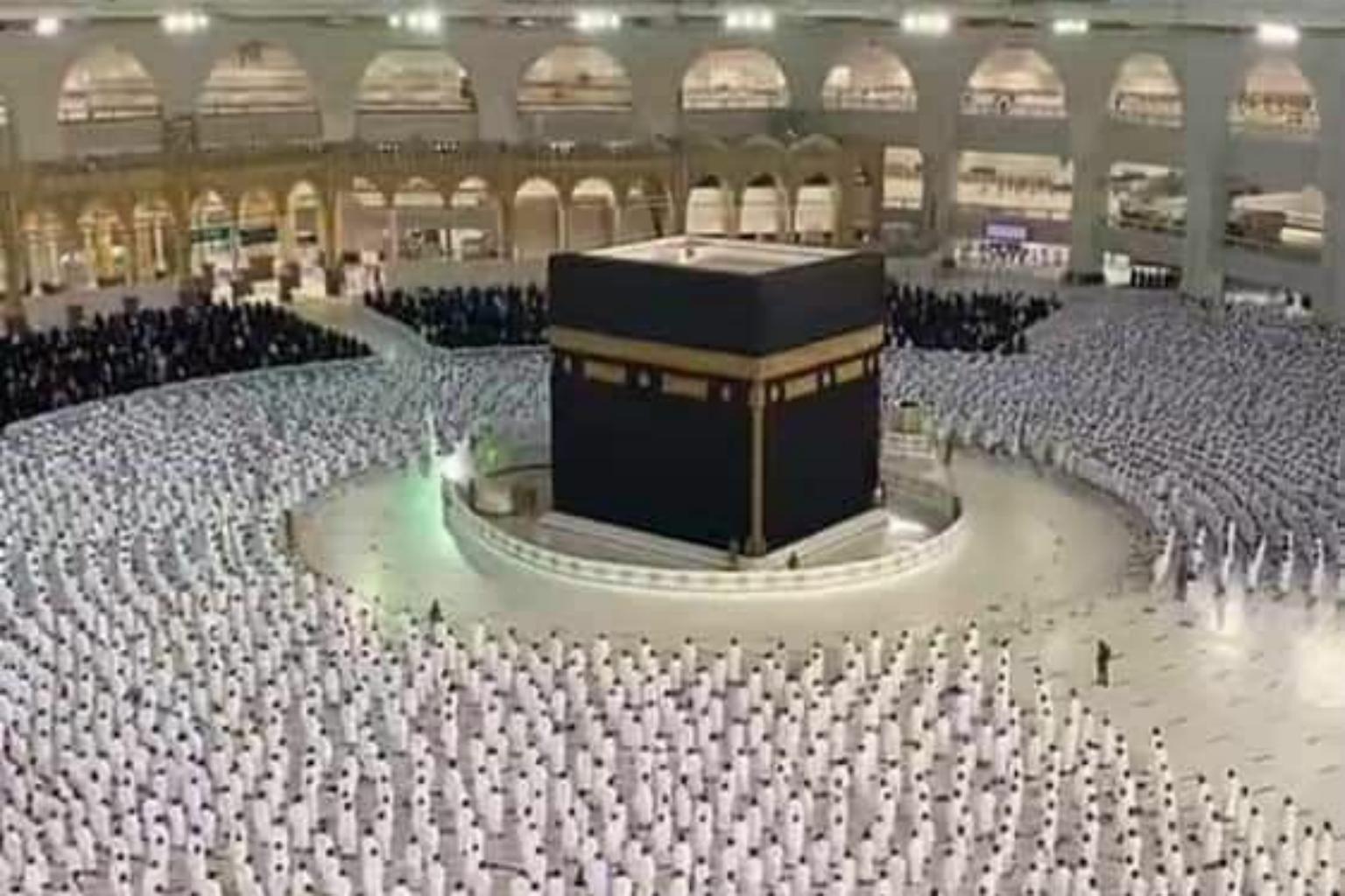 কাবাঘরে সামাজিক দূরত্ব তুলে নেয়া হয়েছে