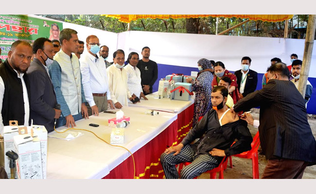 চট্টগ্রাম নগরীর চার স্পটে দু’দিনে ৪ হাজার শ্রমজীবীকে করোনার টিকা প্রদান