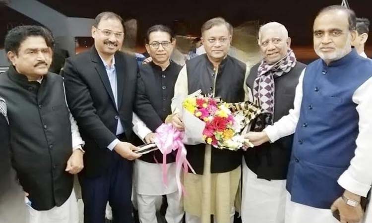 চট্টগ্রাম বিমানবন্দরে ফুলেল শুভেচ্ছায় সিক্ত হলেন তথ্যমন্ত্রী 