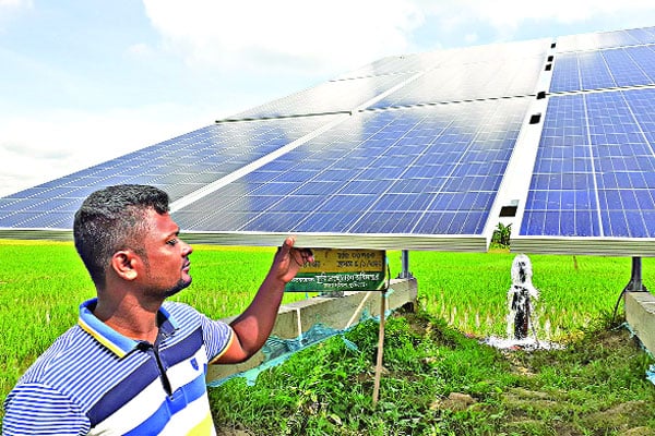 কুমিল্লায় সৌর বিদ্যুৎ দিয়ে পাম্পে পানি তোলা হচ্ছে