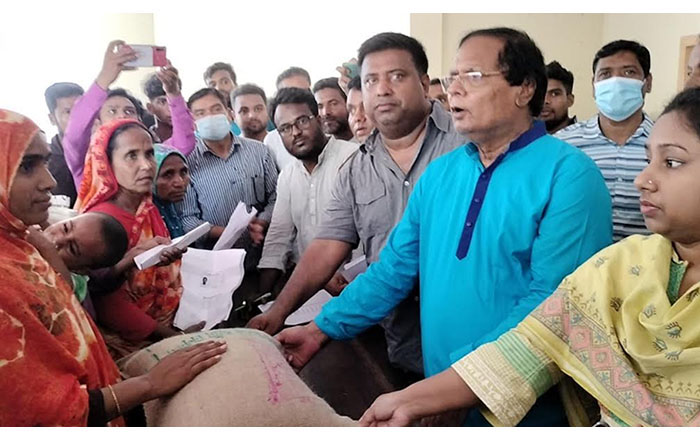 লালমনিরহাটে একলাখ ৪০ হাজার মানুষের মধ্যে ভিজিএফের চাল বিতরণ | জাতীয় |  বাংলাদেশ সংবাদ সংস্থা (বাসস)