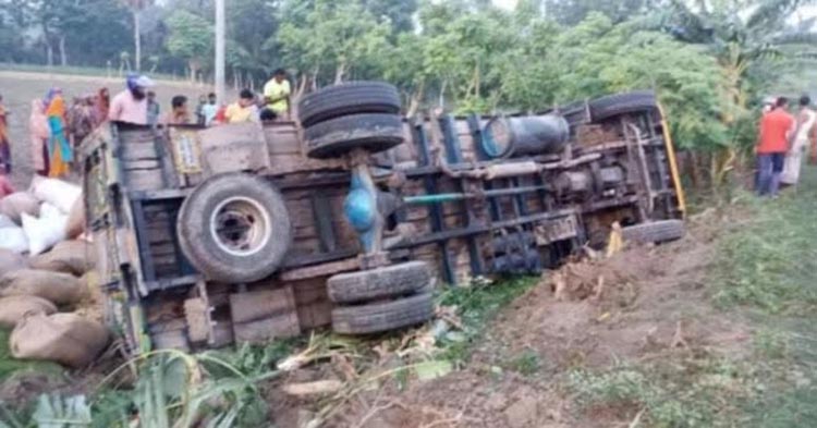 সাতক্ষীরায় ধানবোঝাই ট্রাক উল্টে দুজন নিহত