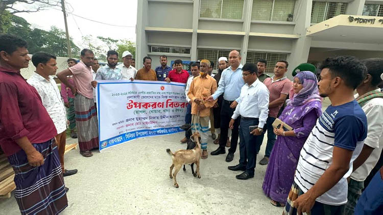 শরীয়তপুরে জেলে পরিবারের মাঝে ছাগল বিতরণ