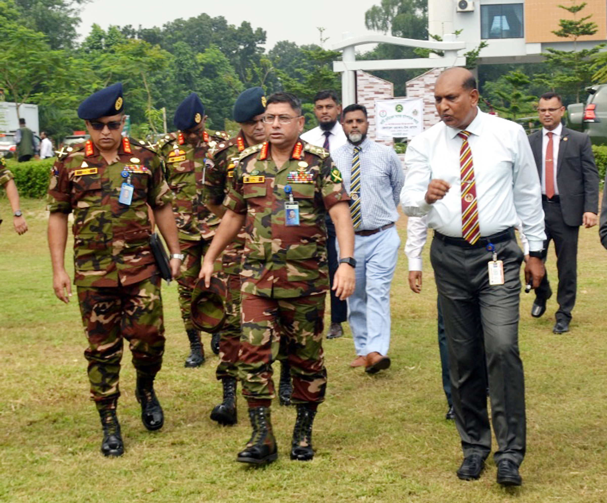 সেনাবাহিনী প্রধানের বগুড়া এরিয়া পরিদর্শন