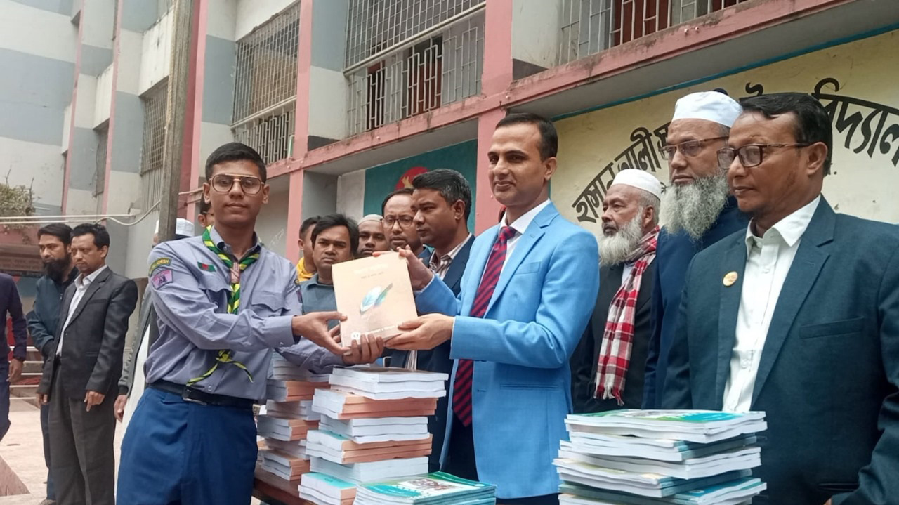 চাঁদপুরে প্রাথমিক ও মাধ্যমিকের নতুন বই বিতরণ