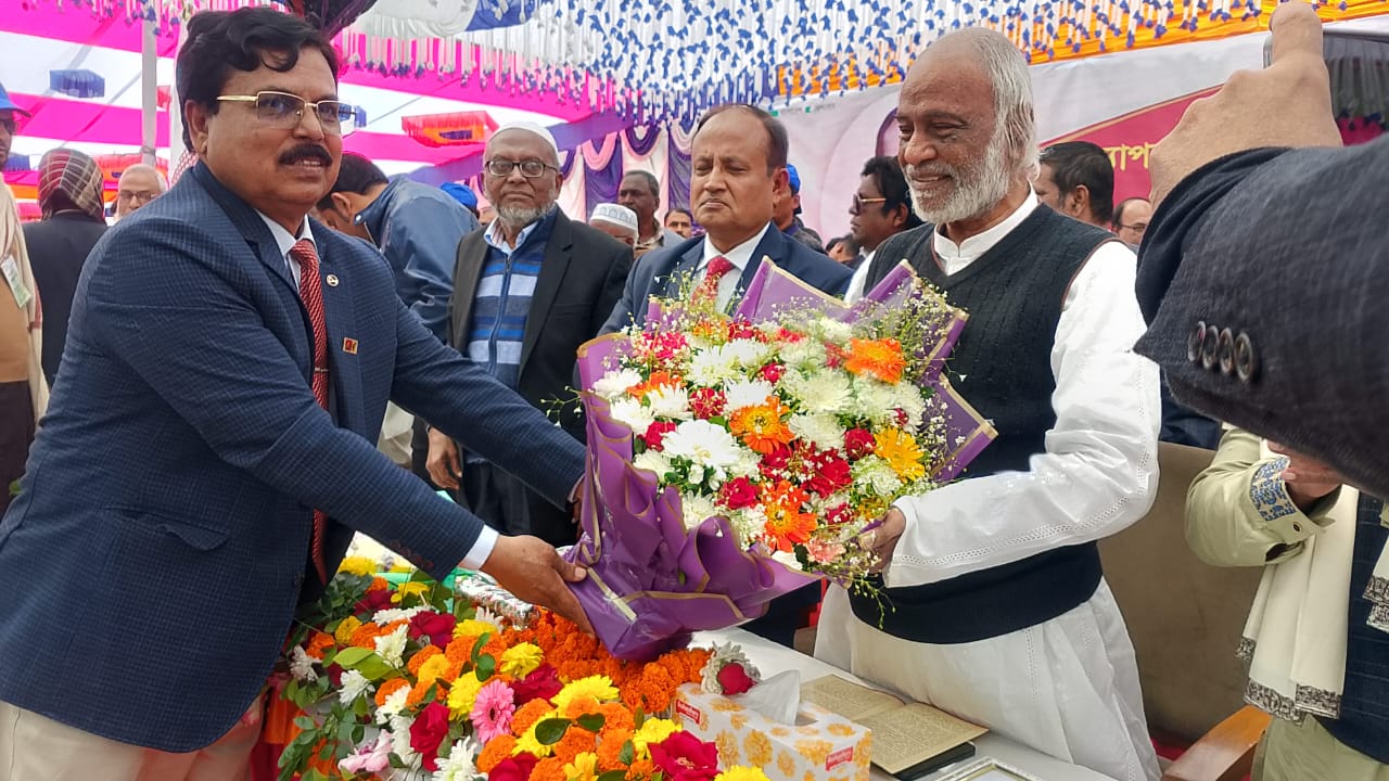 ফ্যাসিস্ট হাসিনার পতন থেকে অন্যায়কারীদের শিক্ষা নেওয়া উচিত : মঈন খান