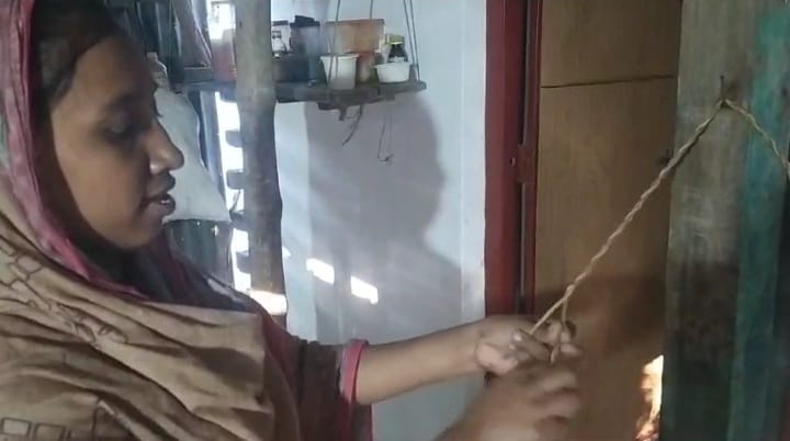 হোগলা পাতার দড়িতে স্বচ্ছলতার স্বপ্ন বুনে চলেছেন চর সামাইয়া গ্রামের নারীরা