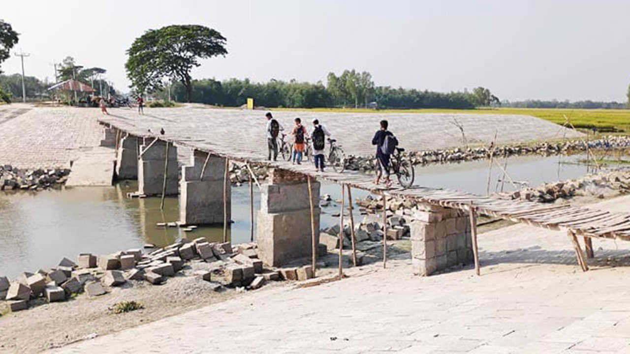 সেতু না থাকায় বিপাকে গংগাচড়ার বাসিন্দারা