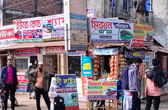 পটুয়াখালীতে চলছে বাস ধর্মঘট, ভোগান্তিতে যাত্রীরা