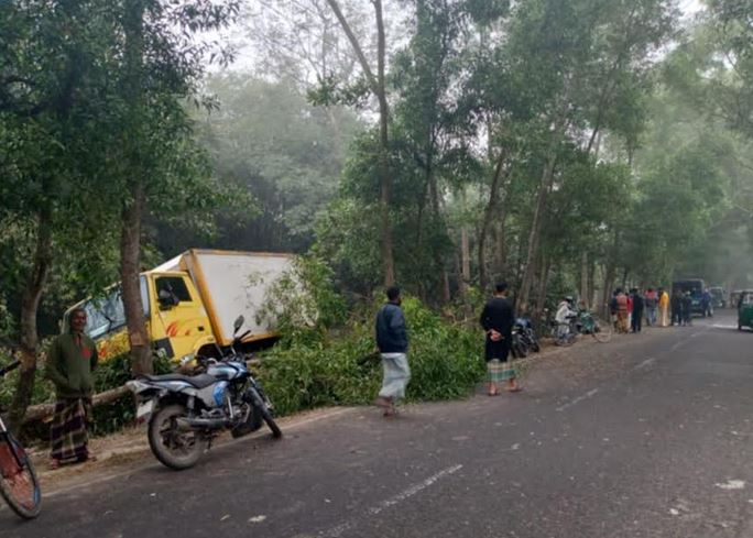 ফেনীতে কাভার্ডভ্যান ও অটোরিকশার সংঘর্ষে নিহত ১, আহত ৩ 