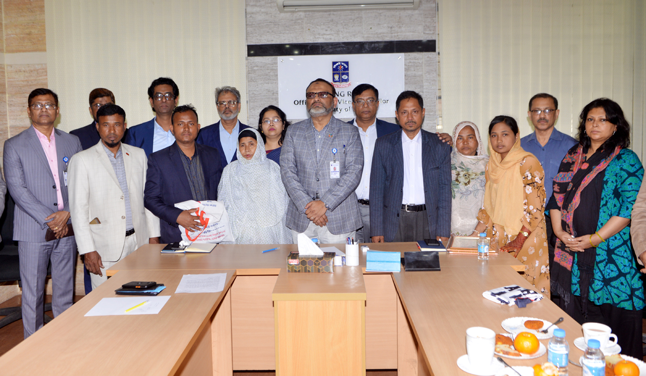 জুলাই স্মৃতি সংগ্রহশালায় শহিদ আবু সাঈদ ও ওয়াসিমের ব্যবহৃত জিনিসপত্র হস্তান্তর