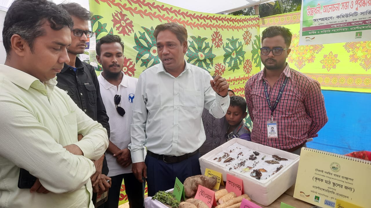 খাগড়াছড়িতে বিজয়ীদের মধ্যে পুরস্কার বিতরণ 