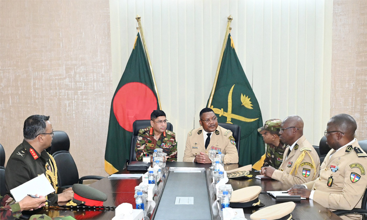 সেনাবাহিনী প্রধানের সাথে সেন্ট্রাল আফ্রিকান রিপাবলিকের সশস্ত্র বাহিনীর চিফ অব স্টাফের সাক্ষাৎ