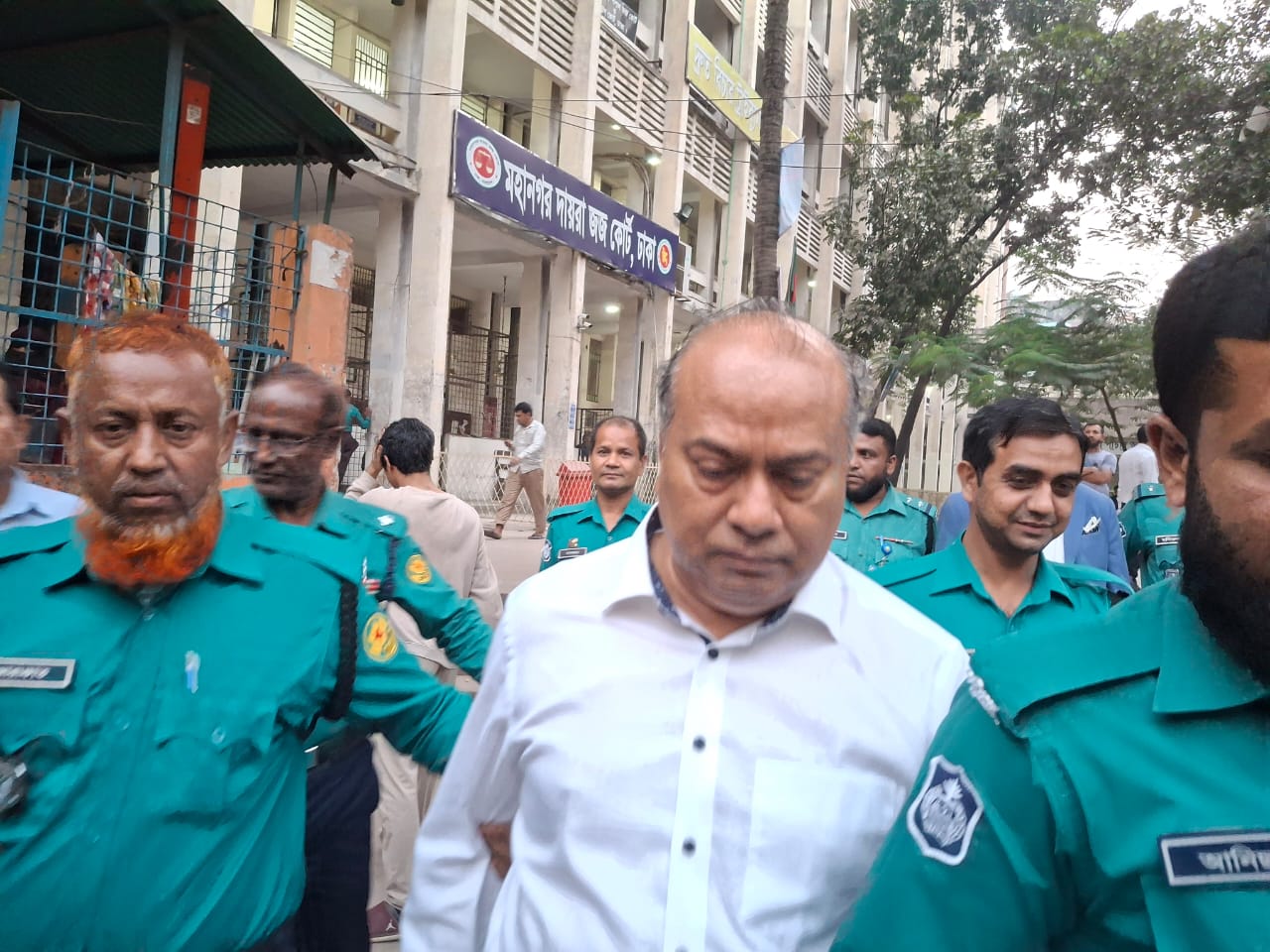 বিএসইসির সাবেক চেয়ারম্যান রুবাইয়াত ও ম্যাক্স গ্রুপের চেয়ারম্যান আলমগীর কারাগারে