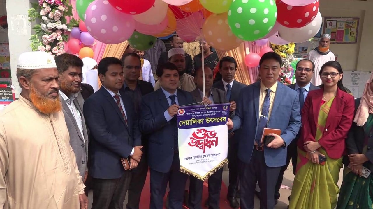 জুলাই আগস্ট বিপ্লব স্মরণে লক্ষ্মীপুরে স্কুল ও মাদ্রাসা শিক্ষার্থীদের দেয়ালিকা উৎসব