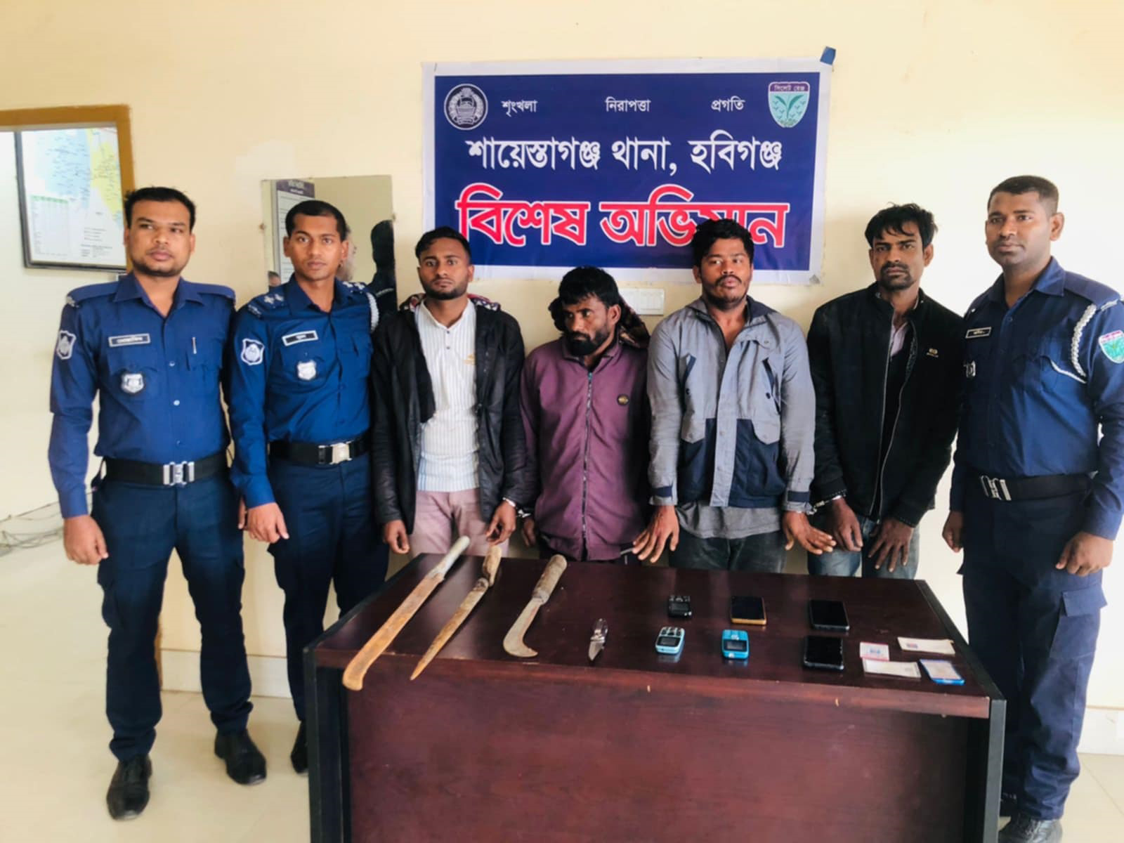 হবিগঞ্জে ৫ ডাকাত আটক
