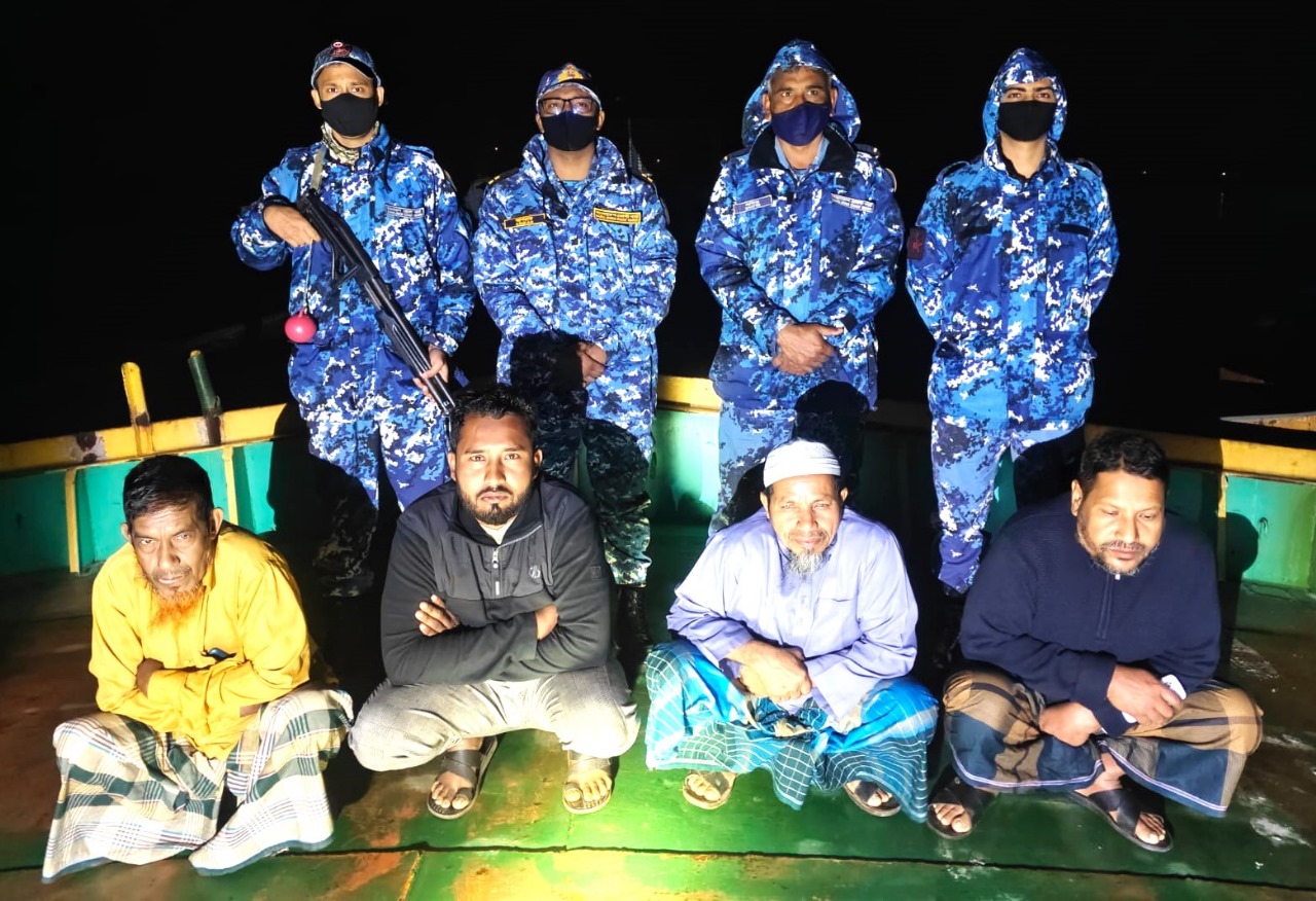 মেঘনায় বালু বহনকারী বাল্কহেডসহ আটক ৪