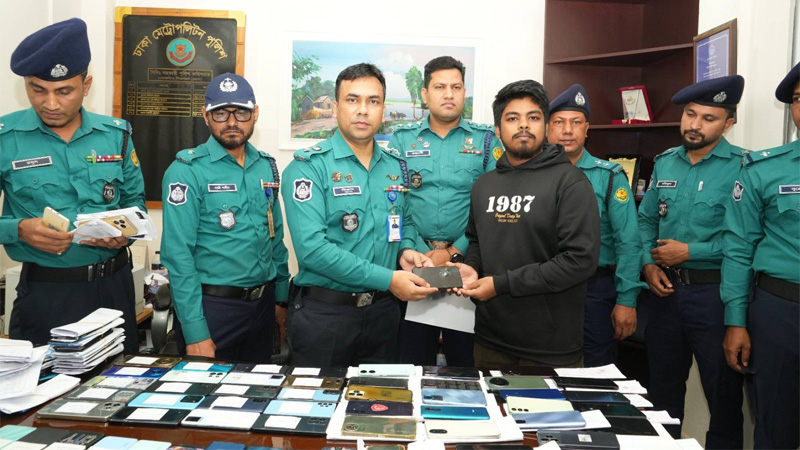 ১০৬টি মোবাইল ফোন উদ্ধার করে মালিকদের বুঝিয়ে দিলো ডিএমপি