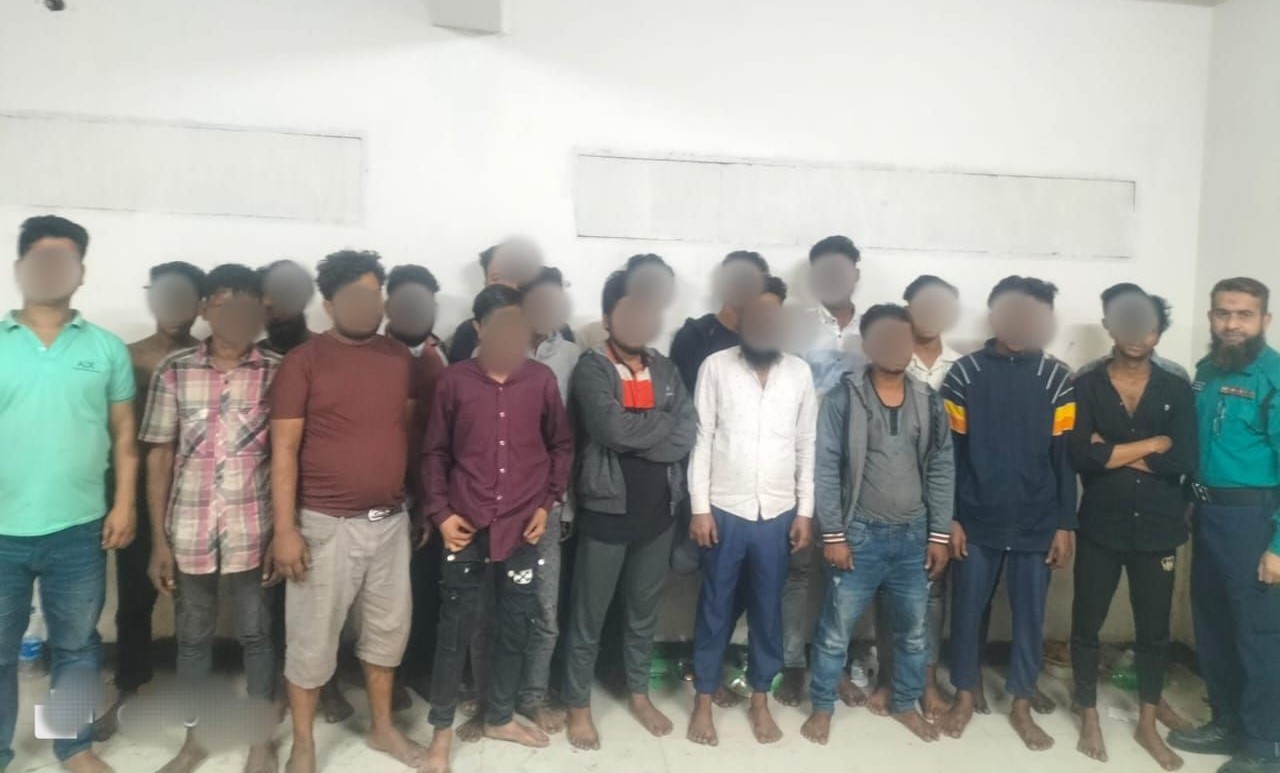 মোহাম্মদপুরে বিশেষ অভিযানে পেশাদার ছিনতাইকারীসহ ২৩ জন গ্রেফতার