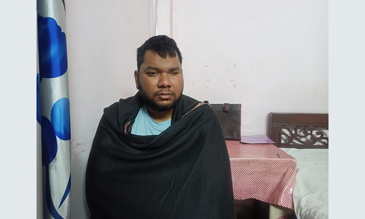 পুলিশের গুলিতে চোখের পলকেই দৃষ্টি হারান ফটোগ্রাফার মাহবুব