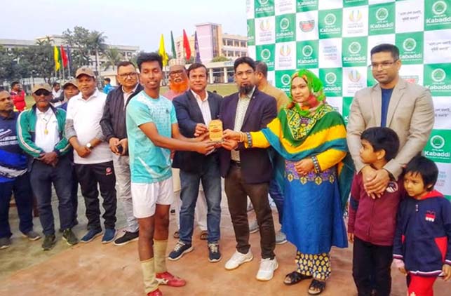 লালমনিরহাটে কাবাডি অনূর্ধ্ব-১৮ প্রতিযোগিতার পুরস্কার বিতরণ