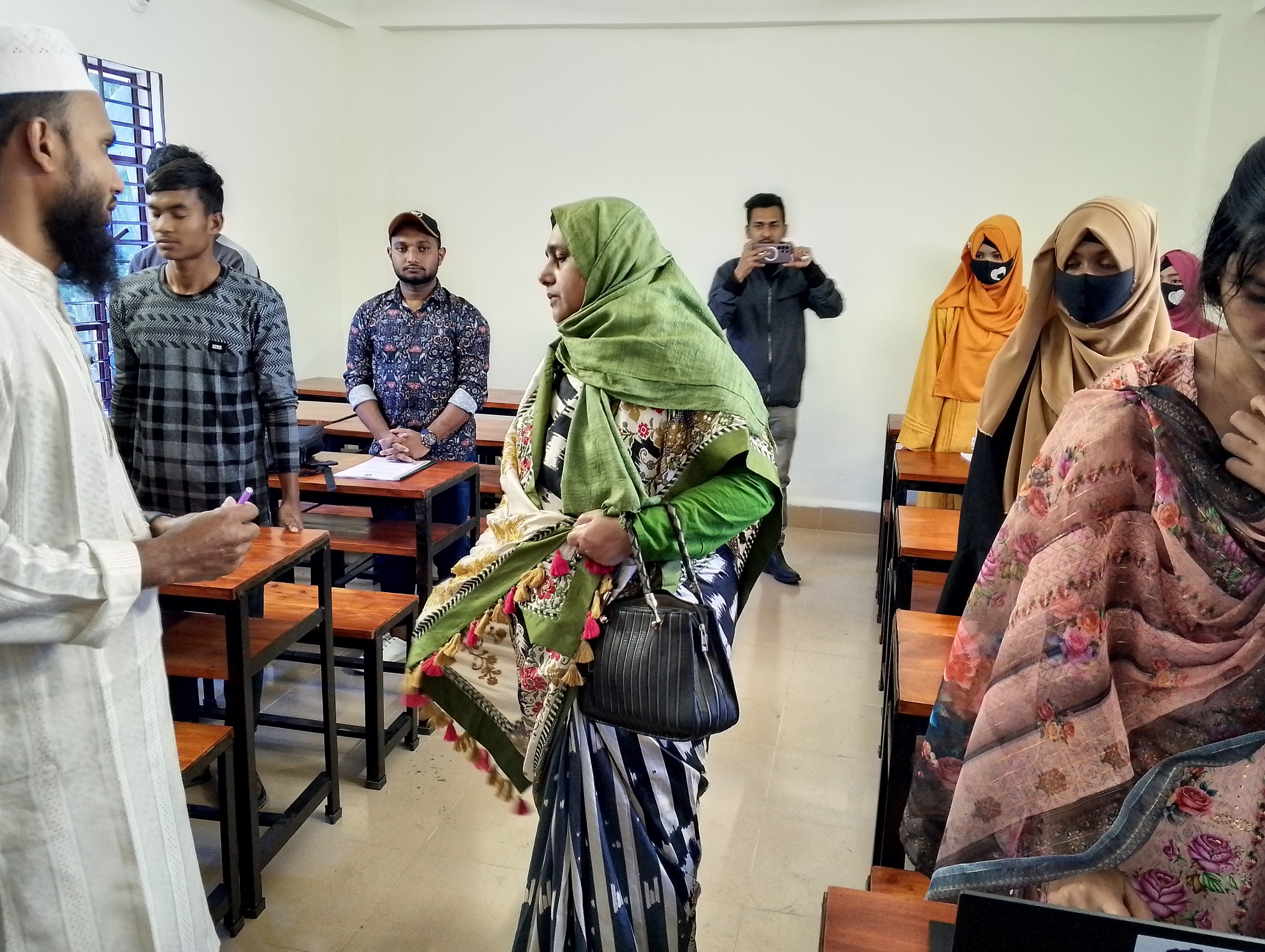 বাগেরহাটের লতিফ মাস্টার ফাউন্ডেশন পরিদর্শনে সরকারের সচিব নাসরিন আফরোজ