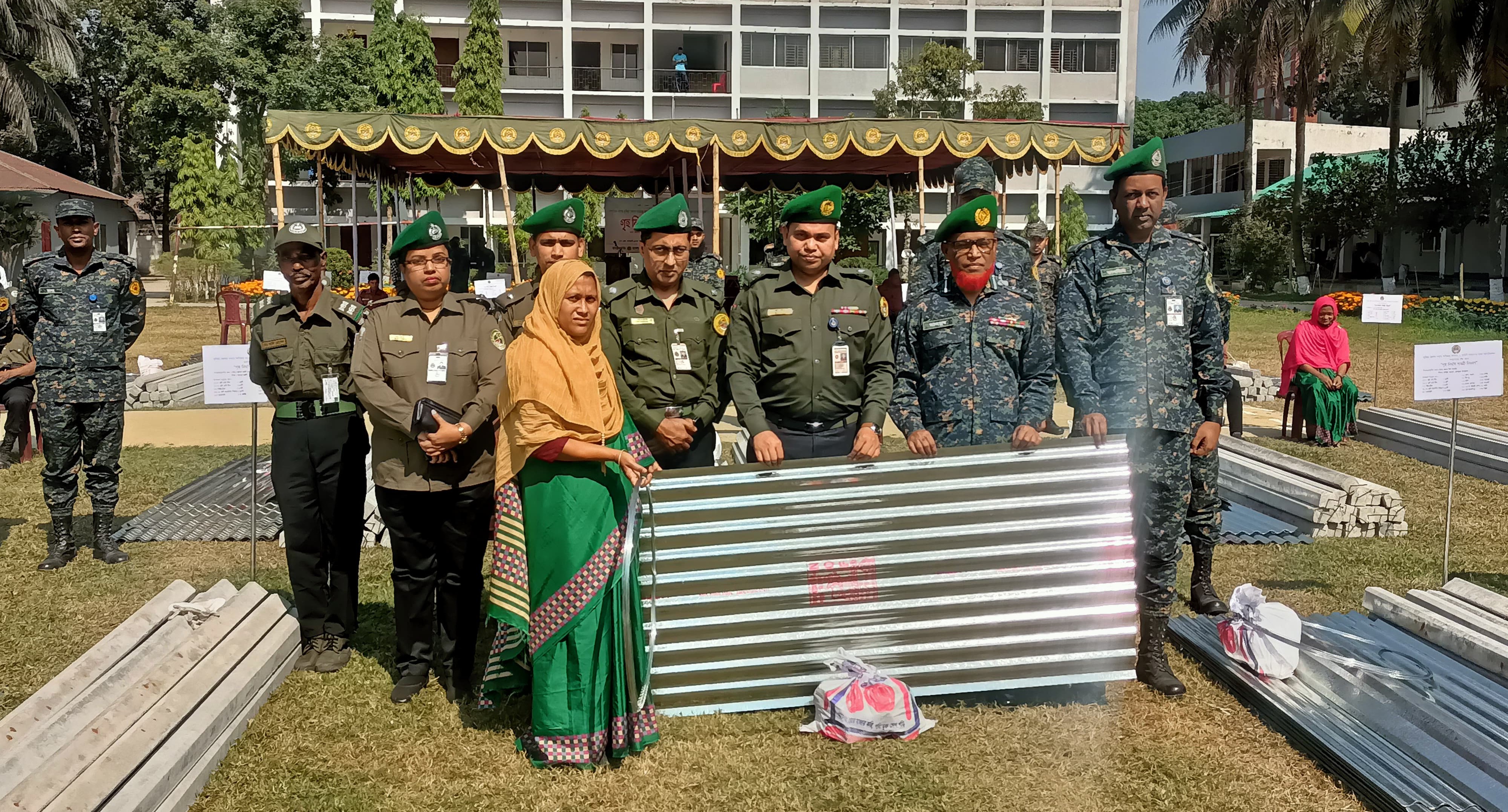 কুমিল্লায় আনসার ও ভিডিপি সদস্যদের মাঝে গৃহনির্মাণ সামগ্রী বিতরণ 
