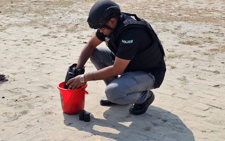 ফার্মগেটে তিনটি ককটেল সদৃশ্য বস্তু উদ্ধার 