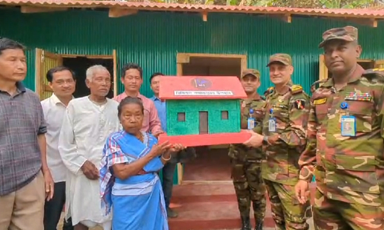 অসহায় বৃদ্ধ দম্পতিকে নতুন বাড়ি উপহার