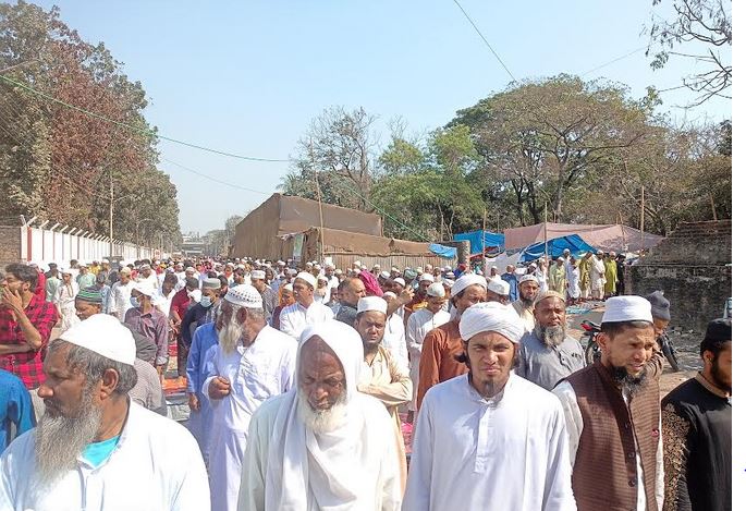 কঠোর নিরাপত্তা ব্যবস্থায় বিশ্ব ইজতেমার দ্বিতীয় পর্ব শুরু : জুমার জামাতে লাখো মুসল্লীর সমাগম