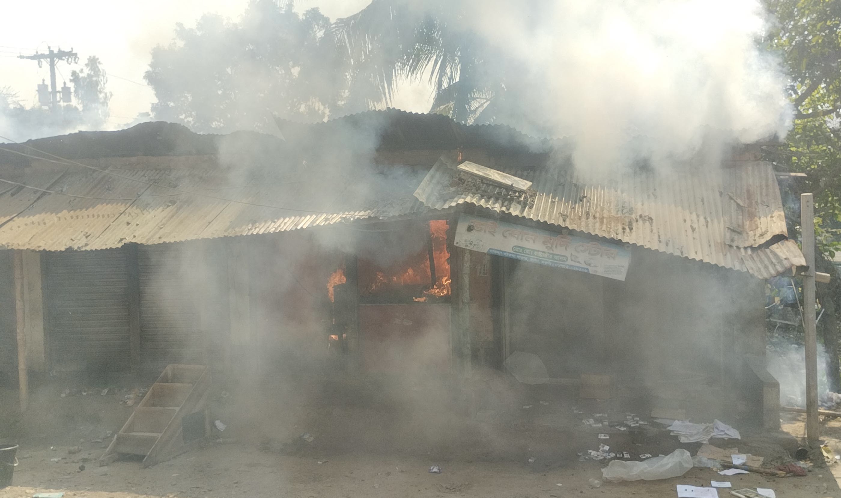নওগাঁয় অগ্নিকাণ্ডে ১৪টি দোকান ভস্মীভূত