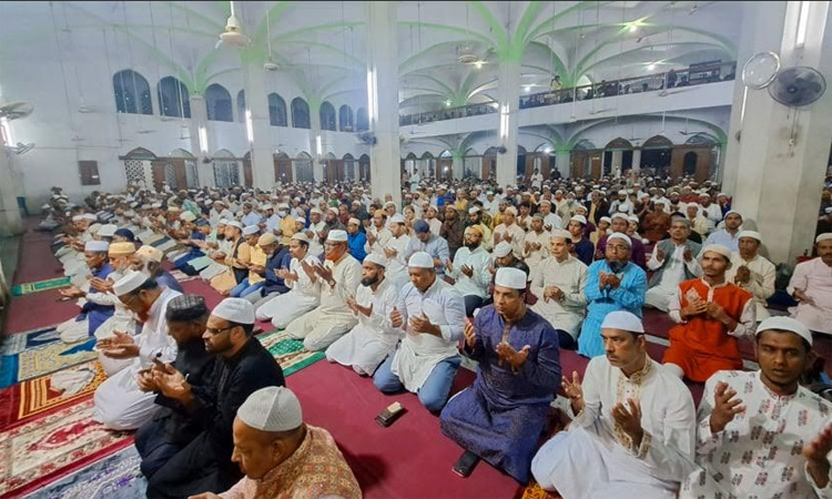 পবিত্র শবে বরাত : চট্টগ্রামের মসজিদগুলোতে মুসল্লির ঢল