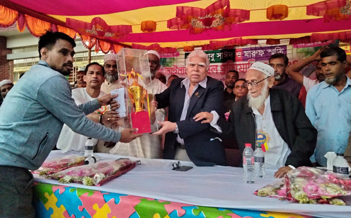 টাঙ্গাইলে শহীদ আবু সাঈদ ও মারুফ স্মৃতি ফুটবল টুর্নামেন্টে ধনবাড়ী একাডেমি চ্যাম্পিয়ন 