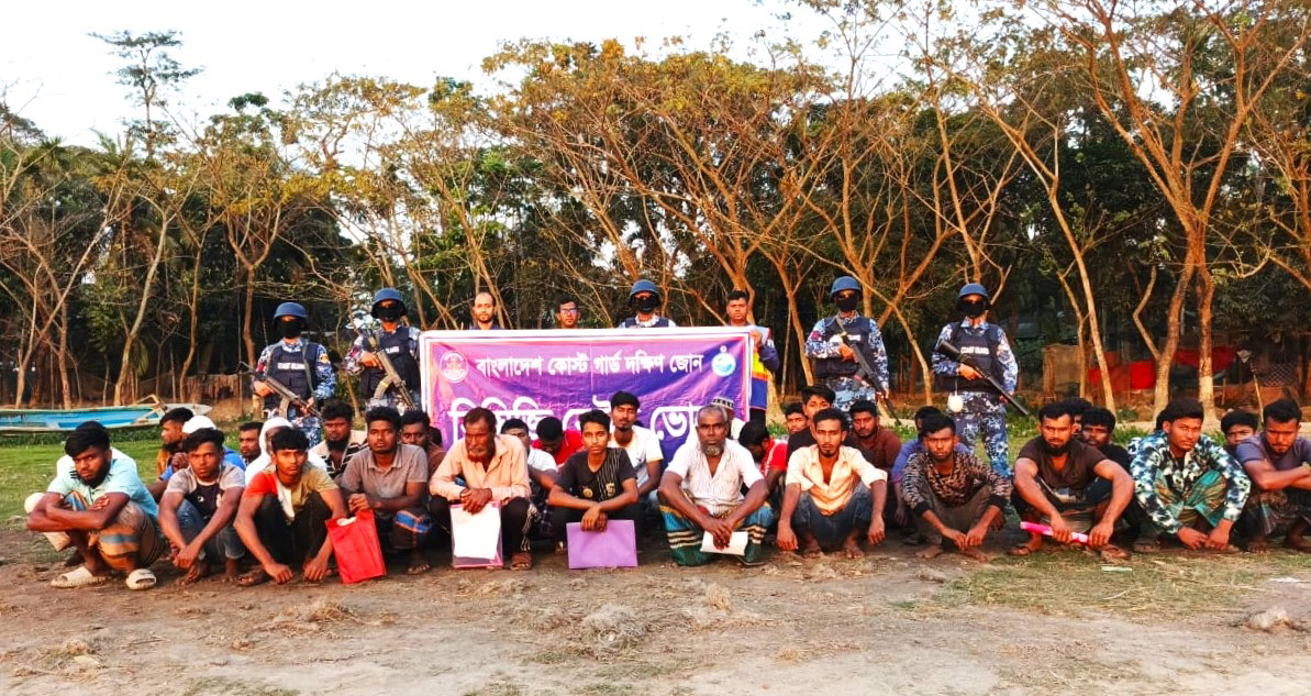 মেঘনায় বালু উত্তোলন, ড্রেজার-বাল্কহেড'সহ আটক-৩৭
