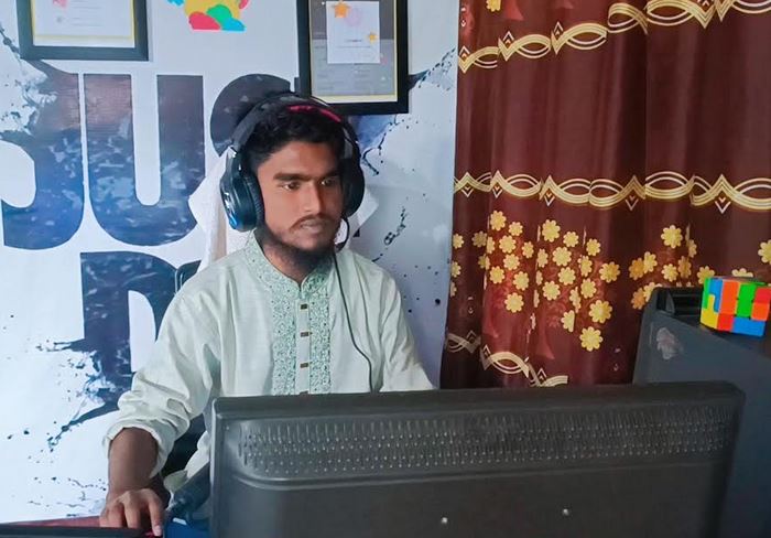 ডেলিভারি ম্যান থেকে ফ্রিল্যান্সার, আত্মকর্মসংস্থানের পথ দেখাচ্ছেন শত শত শিক্ষার্থীকে 