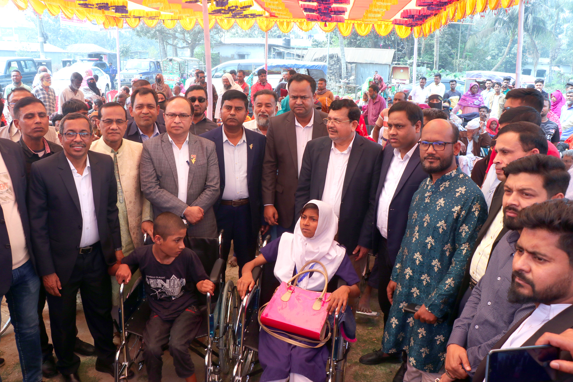 পাবনায় প্রতিবন্ধী ব্যক্তিদের মধ্যে হুইল চেয়ার বিতরণ