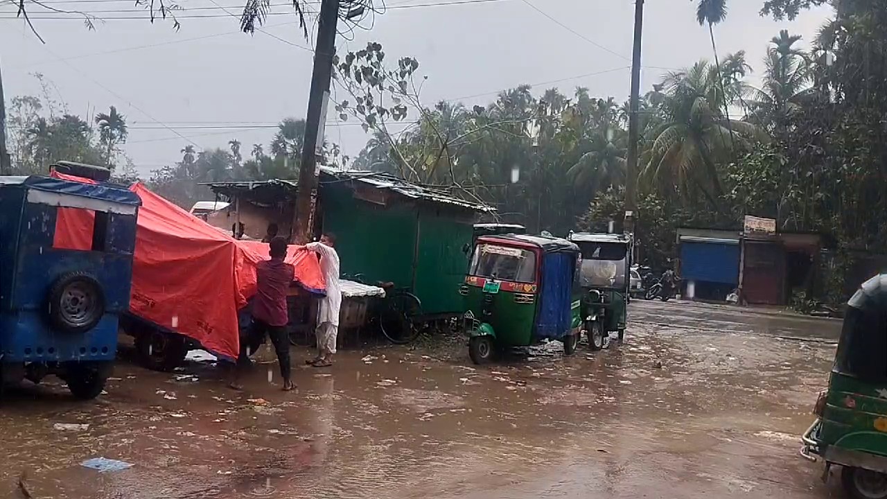 লক্ষ্মীপুরে শিলাসহ  গুঁড়ি গুঁড়ি বৃষ্টি