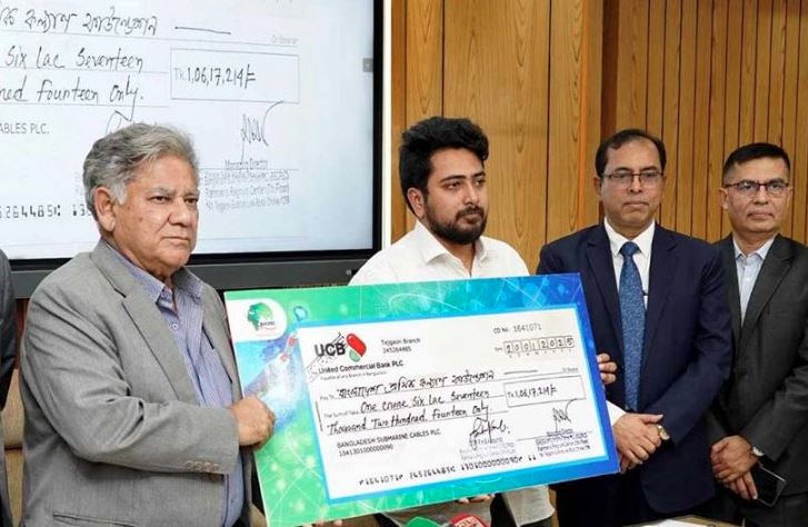 শ্রমিক কল্যাণ ফাউন্ডেশনে চেক হস্তান্তর করলেন তথ্য উপদেষ্টা