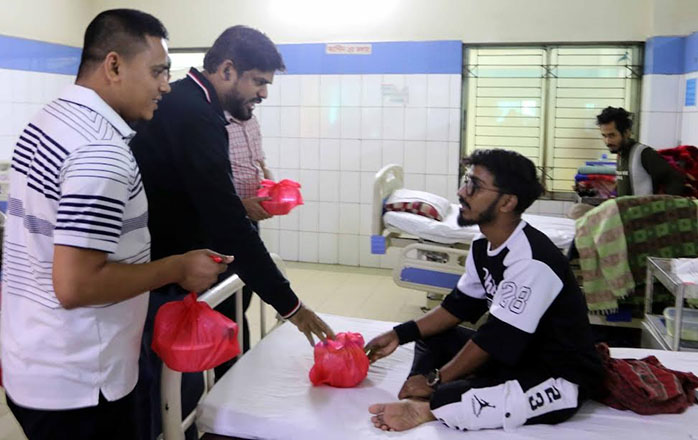 বিএনপি নেতা কায়কোবাদের পক্ষ থেকে জুলাই গণঅভ্যুত্থানে আহতদের মাঝে উন্নত মানের খাবার বিতরণ