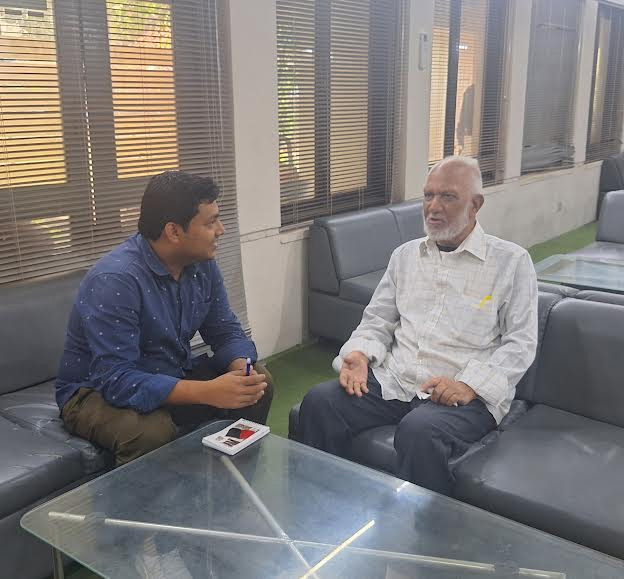 নবীনের কাছে প্রবীণের স্মৃতিতে অগ্নিগর্ভ ৫২’র ভাষা আন্দোলনের টুকরো স্মৃতি তুলে ধরছেন দৈনিক নয়া দিগন্ত’র সম্পাদক ও জাতীয় বার্তা সংস্থা বাসস-এর পরিচালনা পর্ষদের পরিচালক আলমগীর মহিউদ্দীন ।