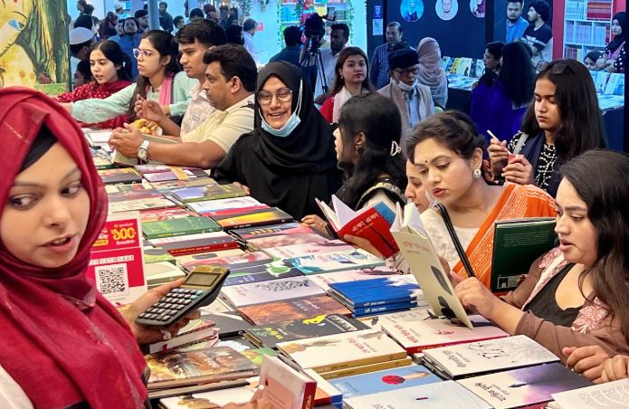 অমর একুশে বইমেলায় আজ নতুন বই এসেছে ৬৭টি 