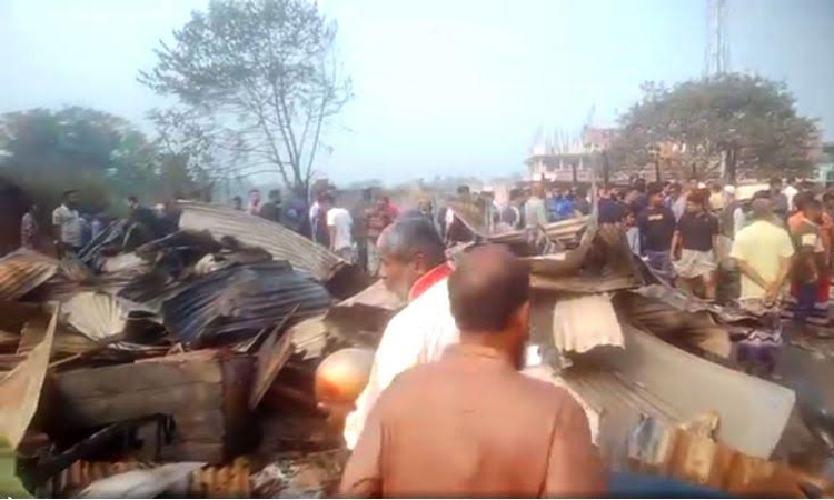 কালীগঞ্জে আগুনে ১০টি দোকান ভস্মিভূত
