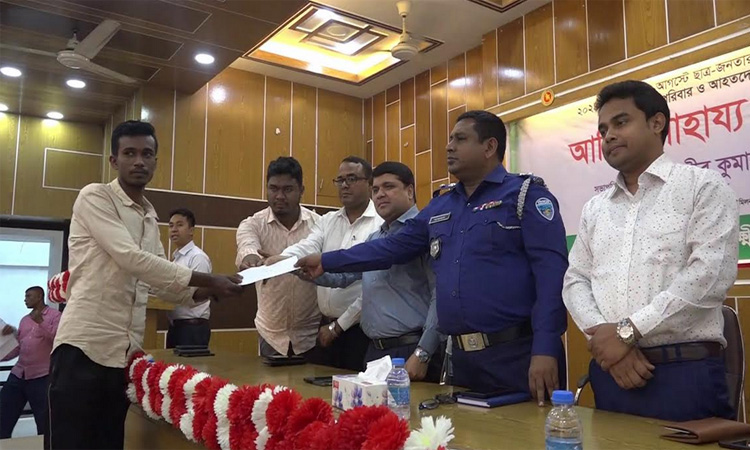 লক্ষ্মীপুরে গণঅভ্যুত্থানে আহত ও শহীদ পরিবারকে আর্থিক সহায়তা