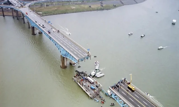 দক্ষিণ কোরিয়ার সেতু ধসে ২ জনের প্রাণহানি, আহত ৫